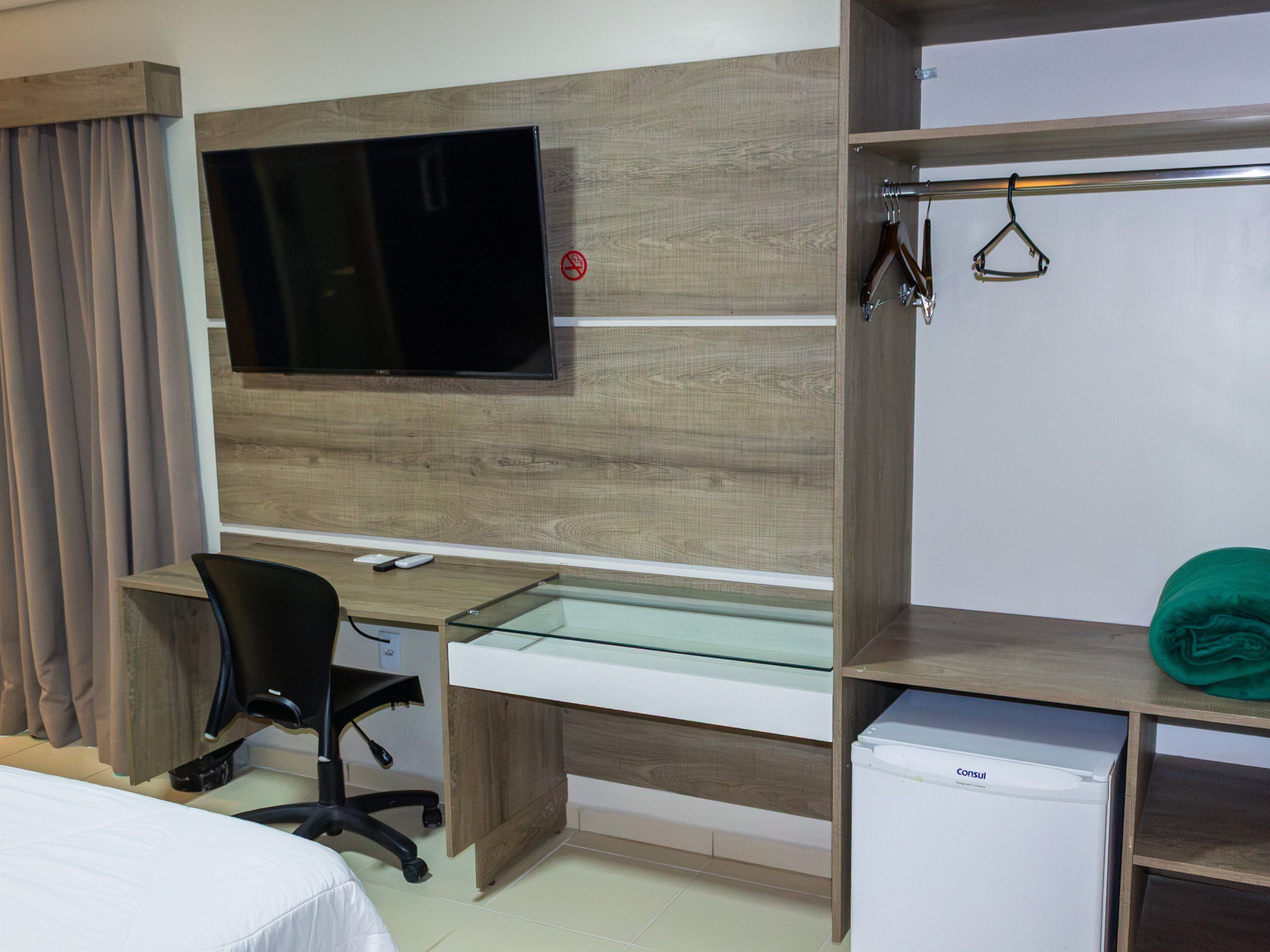 Deluxe Single room, TV panel, work desk and minibar