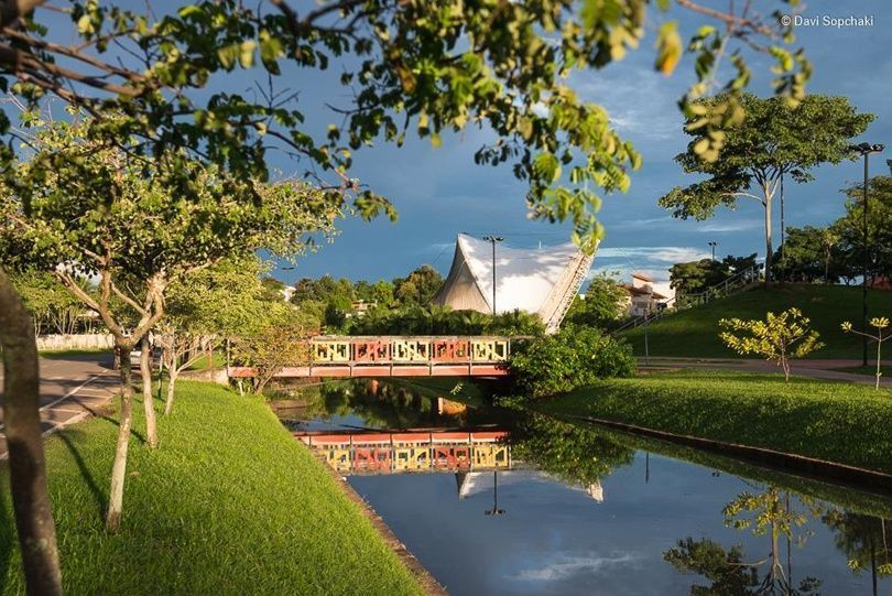 Parque da Maternidade in Rio Branco, with trees and a walking path