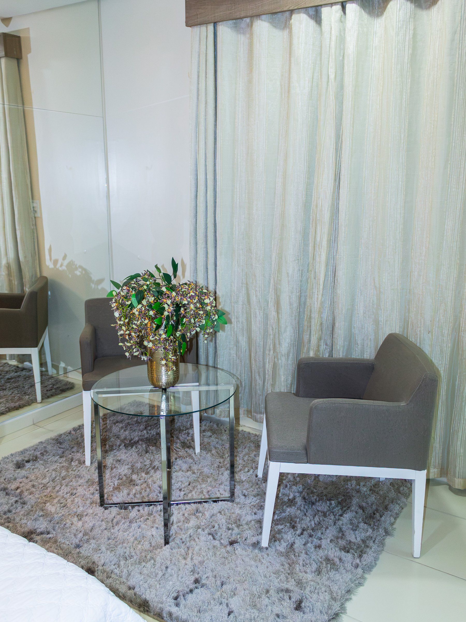 Master Suite at Amazônia Palace Hotel, sitting area with armchairs and a glass table