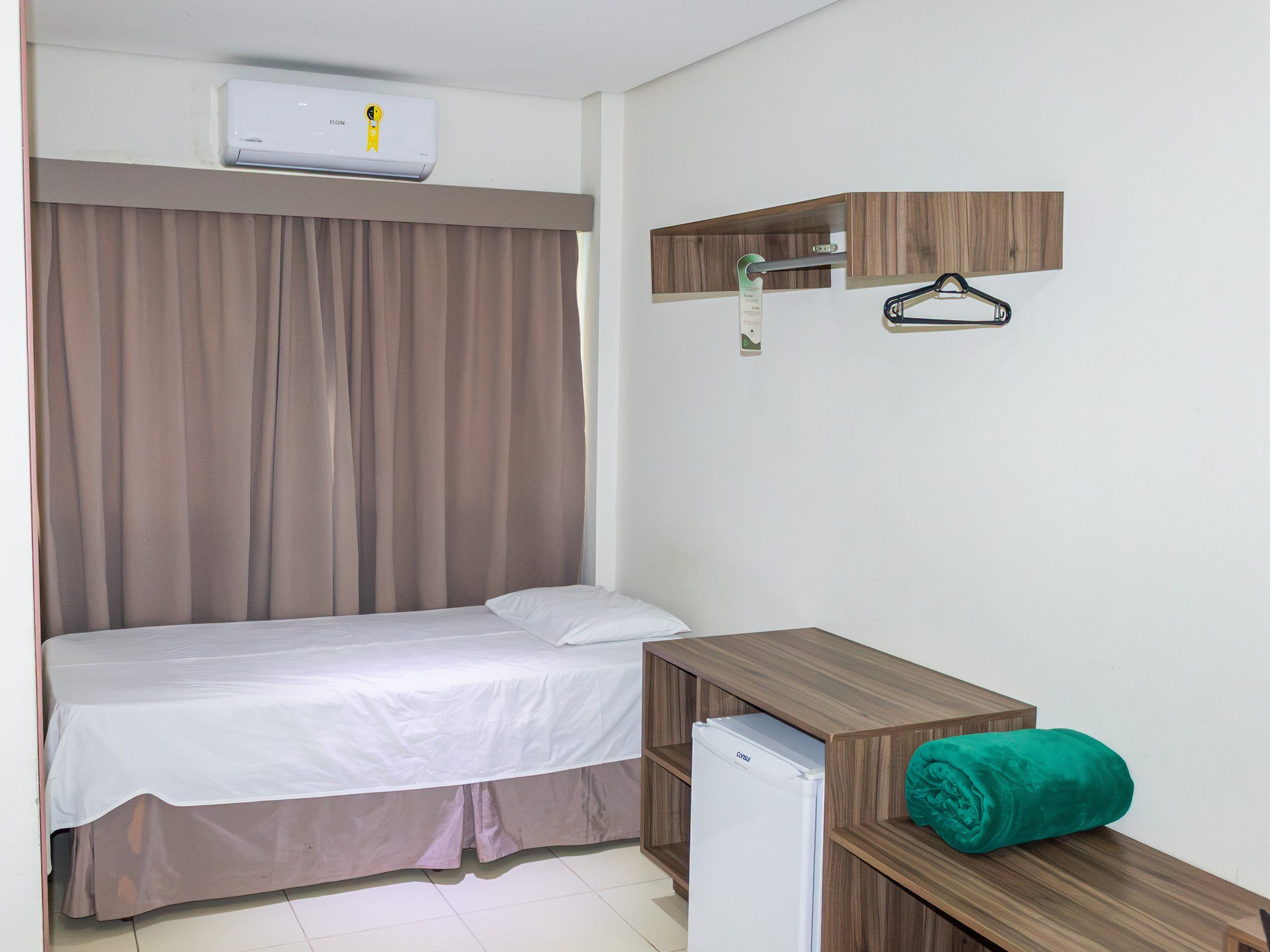 Deluxe Triple room, single bed by the curtain, with air conditioning and minibar